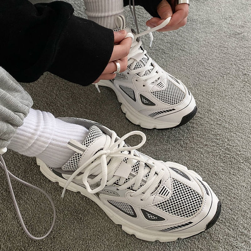 Unisex Flat Sneaker – Everyday Shoe with Lacing